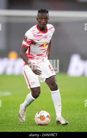 Leipzig, Deutschland. 17th. Februar 2022. Fußball: Europa League, RB Leipzig - Real S. San Sebastian K.O.-Runde, Zwischenrunde, erste Beine: Amadou Haidara von RB Leipzig spielt den Ball. Quelle: Sebastian Kahnert/dpa-Zentralbild/dpa/Alamy Live News Stockfoto