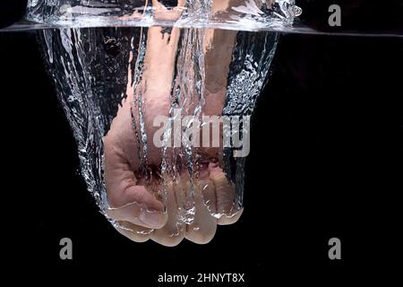 Ein Konzept, das Foto einer Faust Stanzen in Wasser in einem Studio. Stockfoto