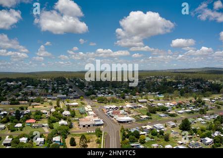 Luftaufnahme des kleinen Dorfes Wondai Queensland Australia auf dem Bunya Highway Stockfoto