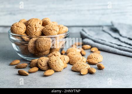 Amaretti-Kekse. Süße italienische Mandelgebäck auf dem Küchentisch Stockfoto