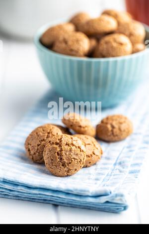 Amaretti-Kekse. Süße italienische Mandelgebäck auf dem Küchentisch Stockfoto