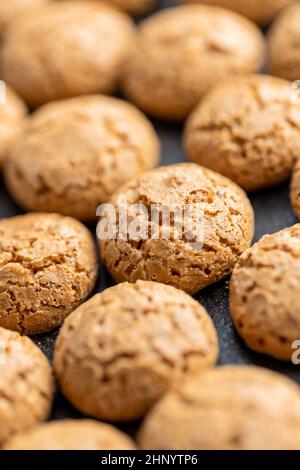 Amaretti-Kekse. Süße italienische Mandelgebäck auf dem Küchentisch Stockfoto