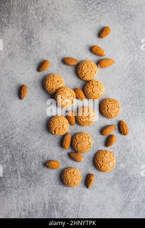 Amaretti-Kekse. Süße italienische Mandelgebäck auf dem Küchentisch. Draufsicht. Stockfoto