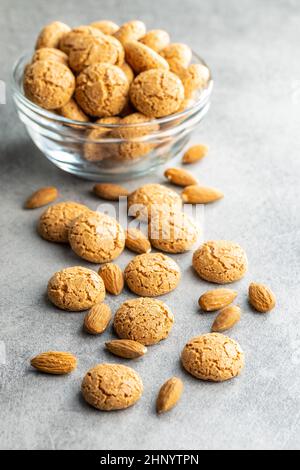 Amaretti-Kekse. Süße italienische Mandelgebäck auf dem Küchentisch Stockfoto