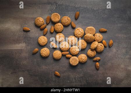 Amaretti-Kekse. Süße italienische Mandelgebäck auf dem Küchentisch Stockfoto