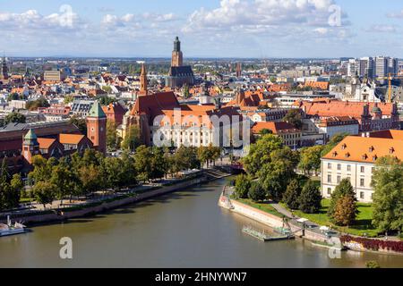 Breslau, Polen - 30. September 2021: Luftaufnahme der Stadt und der Sandinsel an der Odra vom Turm der Breslauer Kathedrale an der Ostrow TUM Stockfoto