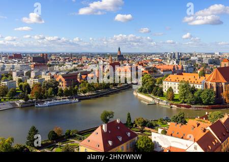 Breslau, Polen - 30. September 2021: Luftaufnahme des Flusses Odra und der Insel Piasek vom Turm der Breslauer Kathedrale auf der Ostrow Tumski. Stockfoto