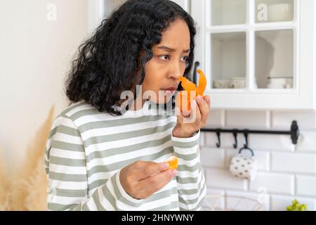 afroamerikanische Frau mit Post-Covid-Syndrom. Konzept des Geruchssuchssinns durch das Covid-19-Virus Stockfoto