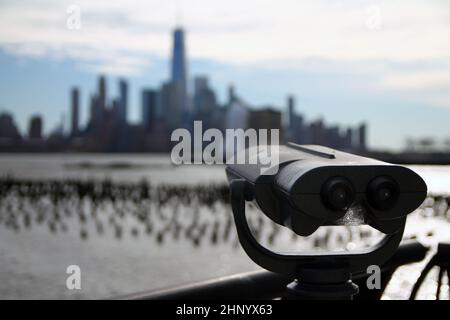 Das Fernglas, das von der anderen Seite des Flusses in Jersey City auf die Innenstadt von New York City zeigt Stockfoto