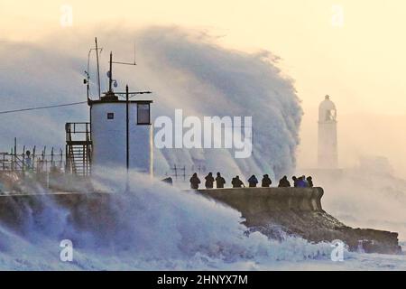 Die Wellen stürzen gegen die Meeresmauer und den Porthcawl Lighthouse in Porthcawl, Bridgend, Wales, ab, als der Sturm Eunice die Südküste trifft, wobei die Attraktionen schließen, die Reise gestört wird und in einigen Gebieten ein größerer Vorfall gemeldet wird, was bedeutet, dass die Menschen gewarnt werden, drinnen zu bleiben. Bilddatum: Freitag, 18. Februar 2022. Stockfoto