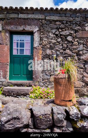 Altes typisches Haus in Fajazinha auf der Insel Flores auf den Azoren. Portugal Stockfoto