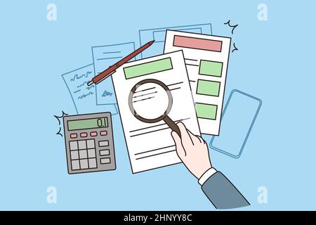 Finanzanalyse und Zahlenkonzept. Draufsicht auf menschliche Hände Arbeiter Zählen Rechnungen Zahlen mit Lupe und Rechner über Tabelle Vektor-Illustration Stockfoto