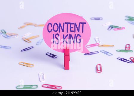Konzeptionelle Bildunterschrift Inhalt ist König, Internet Konzept Marketing fokussiert wachsende Sichtbarkeit nicht bezahlte Suchergebnisse Bunte Bürobedarf helle Arbeit Stockfoto