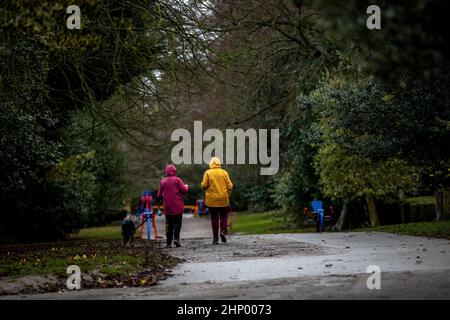 Northampton, Großbritannien. Wetter. 18th. Februar 2022. Starke Winde im Abington Park, bei denen die Menschen früh mit den Hunden unterwegs sind, bevor der Sturm Eunice später am Tag eintrifft. Kredit: Keith J Smith./Alamy Live Nachrichten. Stockfoto