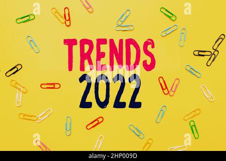 Schild mit Trends 2022, Wort geschrieben auf allgemeine Richtung, in der etwas entwickelt oder verändert kritisches Denken finden Hinweise Antworten Stockfoto