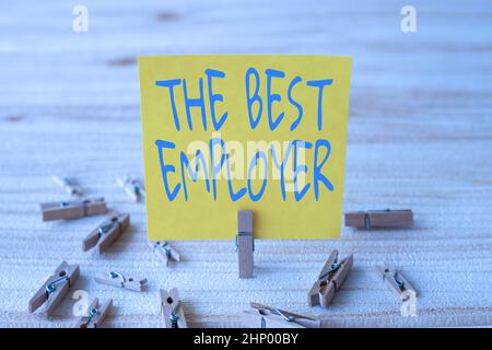 Schild zeigt den besten Arbeitgeber, Wort für geschaffenen Arbeitsplatz zeigt fühlen gehört und ermächtigt Stück Blank Square Note umgeben von Wäschereiclips Stockfoto