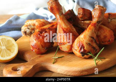 Gegrillte Hähnchenschenkel auf Schneidebrett. Rustikale Hintergrund. Stockfoto