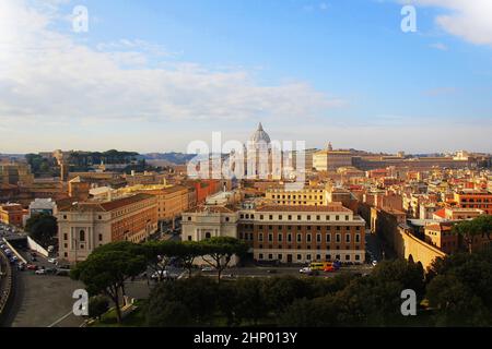 Rom, Italien, 30. Dezember 2018: Panorama von Rom und Blick auf St. Peter's Basilica (Vatikan) von der Engelsburg (Castel Sant'Angelo). Stockfoto