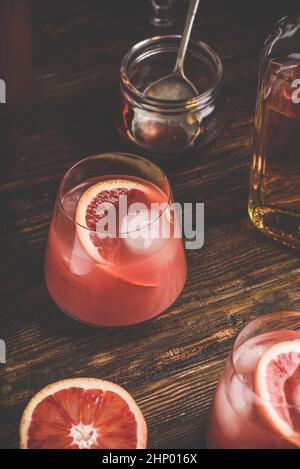 Whiskey Sour Cocktail mit alten Bourbon, Blut Orangensaft und Kirsche Sirup Stockfoto