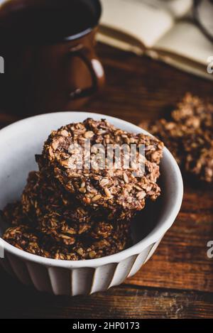 Banana Haferflocken Kekse mit Schokoladenaufstrich und Tasse Kaffee Stockfoto