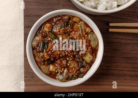 Gesalzene Austern, gesalzen mit Salz und gewürzt mit würziger Sauce Stockfoto