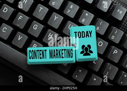 Schreiben Anzeige Text Content Marketing, Business Idea beinhaltet die Erstellung und den Austausch von Online-Material Typing Engineering Lessons and Lectures, Fix Stockfoto