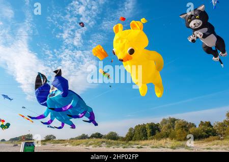 Viele Drachen in der Luft auf dem Pärnu International Kite Festival. Pärnu Estland Stockfoto