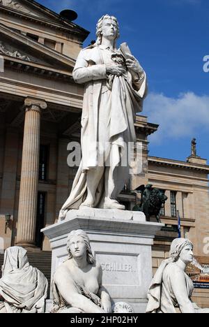 Monumentale Statue des berühmten deutschen Dichters Friedrich Schiller, Gendarmenmarkt, Berlin. Der Gendarmenmarkt ist ein Platz in Berlin. Stockfoto