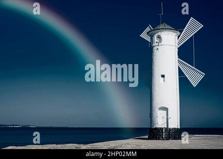 Swinoujscie, das Wahrzeichen der Stadt mit Regenbogen im Infrarotbereich Stockfoto