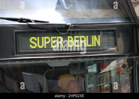 Nahaufnahme Bus LED Text, Berlin, Deutschland Stockfoto