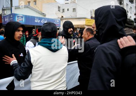 Tunis, Tunesien. 17th. Februar 2022. Grand Tunis, Tunesien. 17. Februar 2022. Fans des Football Club Africain protestieren vor dem Gericht erster Instanz in der tunesischen Stadt Ben Arous gegen den Tod des Fußballfans Omar Abidi. Omar Abidi, 19, ertrank 2018 in einem Bach in der Nähe des Rades-Stadions, nach einem Spiel zwischen Club Africain und den Mannschaften von Olympique Medenine. Kredit: ZUMA Press, Inc./Alamy Live Nachrichten Stockfoto