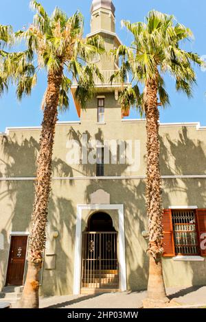 Nobler Eingang, nobles Tor der Moschee mit Palmen in der Stadt Kapstadt, Südafrika. Stockfoto