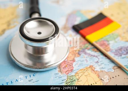 Bangkok, Thailand - 1. Juni 2021, Stethoscope auf Deutschland Weltglobenkarte Hintergrund. Stockfoto