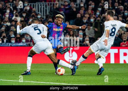 Barcelona, Spanien. 17th. Februar 2022. Adama Traore (C) aus Barcelona dreht während des UEFA Europa League-Play-off-Fußballspiels zwischen Barcelona und Neapel in Barcelona, Spanien, am 17. Februar 2022. Quelle: Joan Gosa/Xinhua/Alamy Live News Stockfoto