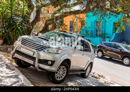 Silbernes Geländefahrzeug Jeep SUV im Bo-Kaap Distrikt, Kapstadt, Südafrika. Stockfoto