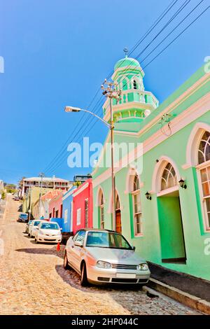 Viele bunte Häuser im Bo Kaap in Kapstadt, Südafrika. Stockfoto