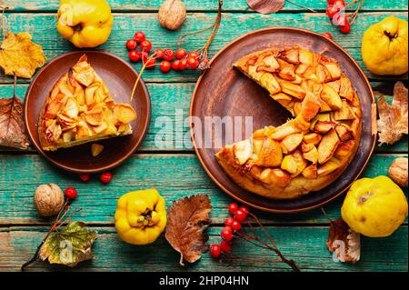 Leckerer Herbstkuchen oder Kuchen mit Quitte und Apfel Stockfoto