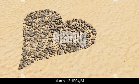 Konzept konzeptuelle Steine am Strand Sand handgemachte Symbolform, goldener sandiger Hintergrund, Herzzeichen. Eine illustration von 3D Metapher für Liebe, Romantik Stockfoto