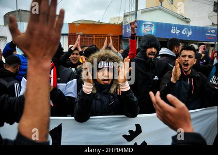 Tunis, Tunesien. 17th. Februar 2022. Grand Tunis, Tunesien. 17. Februar 2022. Fans des Football Club Africain protestieren vor dem Gericht erster Instanz in der tunesischen Stadt Ben Arous gegen den Tod des Fußballfans Omar Abidi. Omar Abidi, 19, ertrank 2018 in einem Bach in der Nähe des Rades-Stadions, nach einem Spiel zwischen Club Africain und den Mannschaften von Olympique Medenine. Kredit: ZUMA Press, Inc./Alamy Live Nachrichten Stockfoto