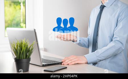 Geschäftsmann in Anzug hält Hand Symbol des Benutzers. Internet-Icons Schnittstelle Vordergrund. Globales Netzwerk-Medien-Konzept, Kontakt auf virtuellen Bildschirmen, Kopie Stockfoto