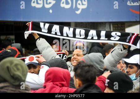 Tunis, Tunesien. 17th. Februar 2022. Grand Tunis, Tunesien. 17. Februar 2022. Fans des Football Club Africain protestieren vor dem Gericht erster Instanz in der tunesischen Stadt Ben Arous gegen den Tod des Fußballfans Omar Abidi. Omar Abidi, 19, ertrank 2018 in einem Bach in der Nähe des Rades-Stadions, nach einem Spiel zwischen Club Africain und den Mannschaften von Olympique Medenine. Kredit: ZUMA Press, Inc./Alamy Live Nachrichten Stockfoto