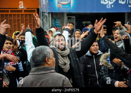 Tunis, Tunesien. 17th. Februar 2022. Grand Tunis, Tunesien. 17. Februar 2022. Fans des Football Club Africain protestieren vor dem Gericht erster Instanz in der tunesischen Stadt Ben Arous gegen den Tod des Fußballfans Omar Abidi. Omar Abidi, 19, ertrank 2018 in einem Bach in der Nähe des Rades-Stadions, nach einem Spiel zwischen Club Africain und den Mannschaften von Olympique Medenine. Kredit: ZUMA Press, Inc./Alamy Live Nachrichten Stockfoto