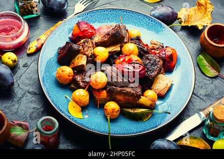 Kalbsrippen in Pflaumen und Birnen gebacken.Fleischrippen in Fruchtsauce Stockfoto