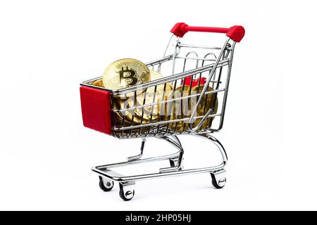 Seitenansicht Nahaufnahme Kryptowährung Konzept des Marktes Warenkorb voll von Bitcoin goldenen Krypto-Münzen auf weißem Hintergrund isoliert Stockfoto