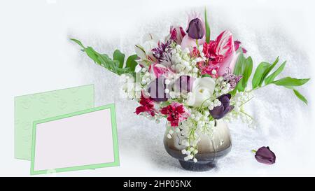 Heller Hintergrund mit einem bunten Blumenstrauß aus Frühlingsblumen in einer Keramikvase und einem leeren Rahmen für Text. Selektiver Fokus Stockfoto