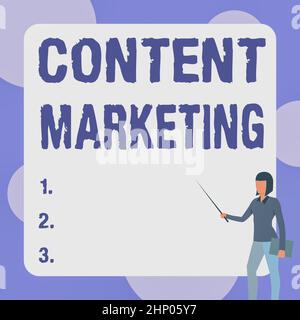 Handschrift Text Content Marketing, Business Overview beinhaltet die Erstellung und Weitergabe von Online-Material Lady Standing Holding Notebook während Zeigen S Stockfoto