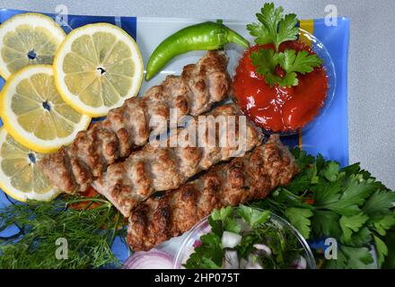 Lula Kebab in mediterraner Küche mit frischen Kräutern Stockfoto