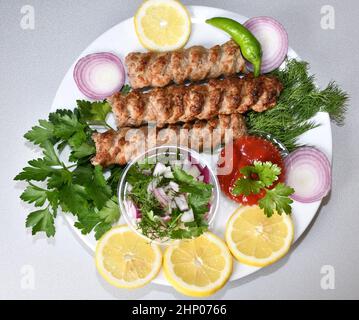 Lula Kebab in mediterraner Küche mit frischen Kräutern Stockfoto