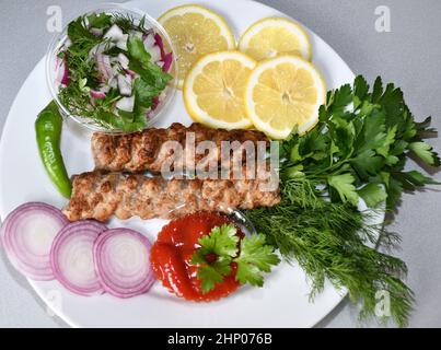 Lula Kebab in mediterraner Küche mit frischen Kräutern Stockfoto