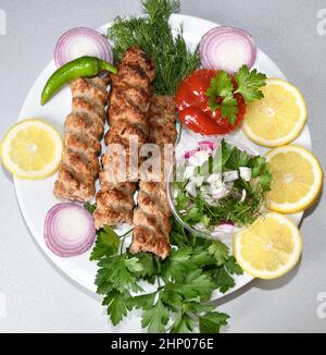 Lula Kebab in mediterraner Küche mit frischen Kräutern Stockfoto